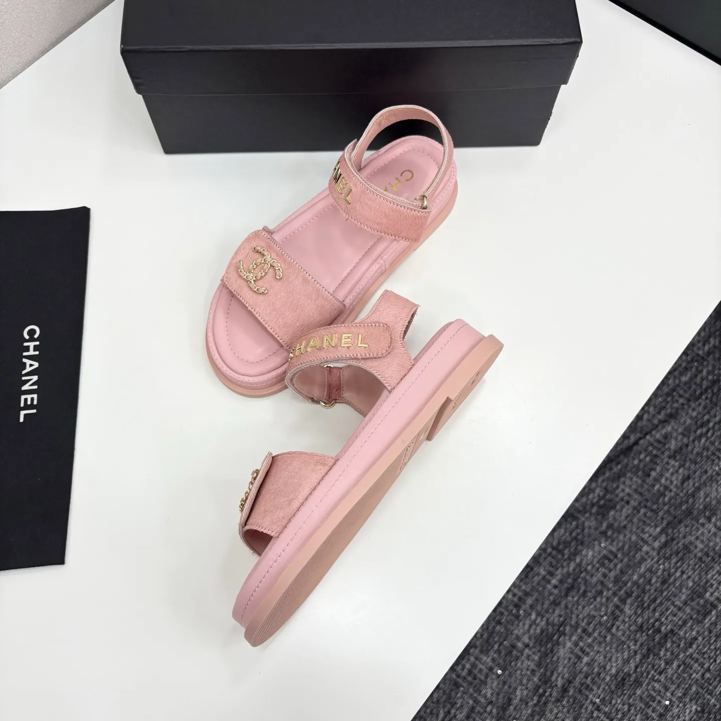 👟👟Ex-factory price 560👟👟Chanel Chanel's new early autumn thick-soled sandals are popular on catwalks on major social platforms. One of the most popular sandals at the moment. Soft and comfortable on the feet. Horsehair upper imported from Italy. Sheepskin feet. Original molded outsole Size: 35-40 (41 customized)